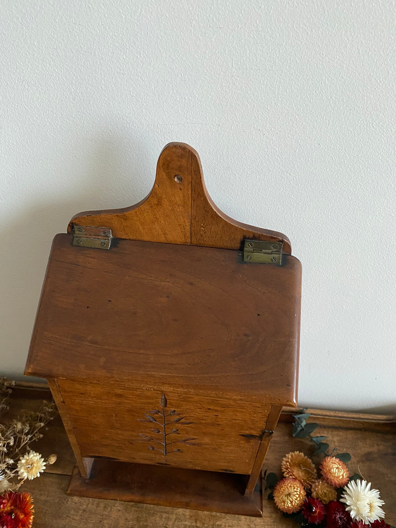 Boîte en bois ancienne décorée