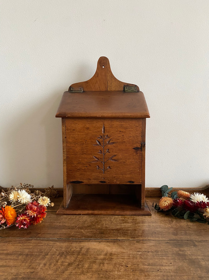 Boîte en bois ancienne décorée