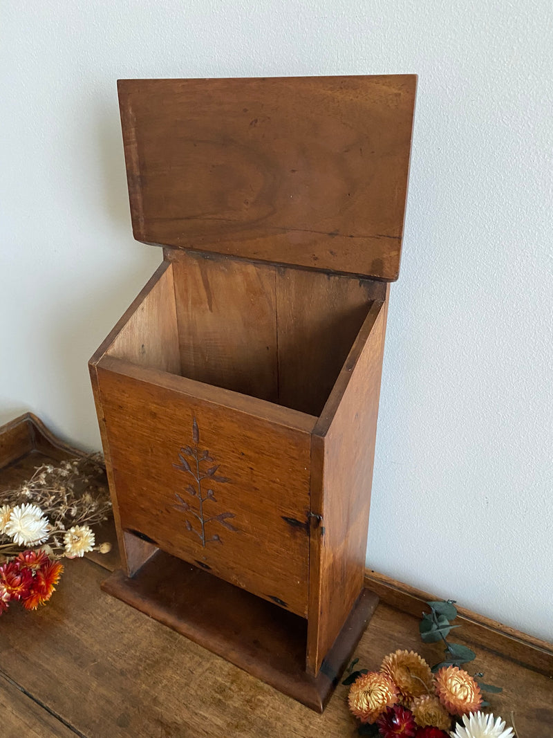 Boîte en bois ancienne décorée