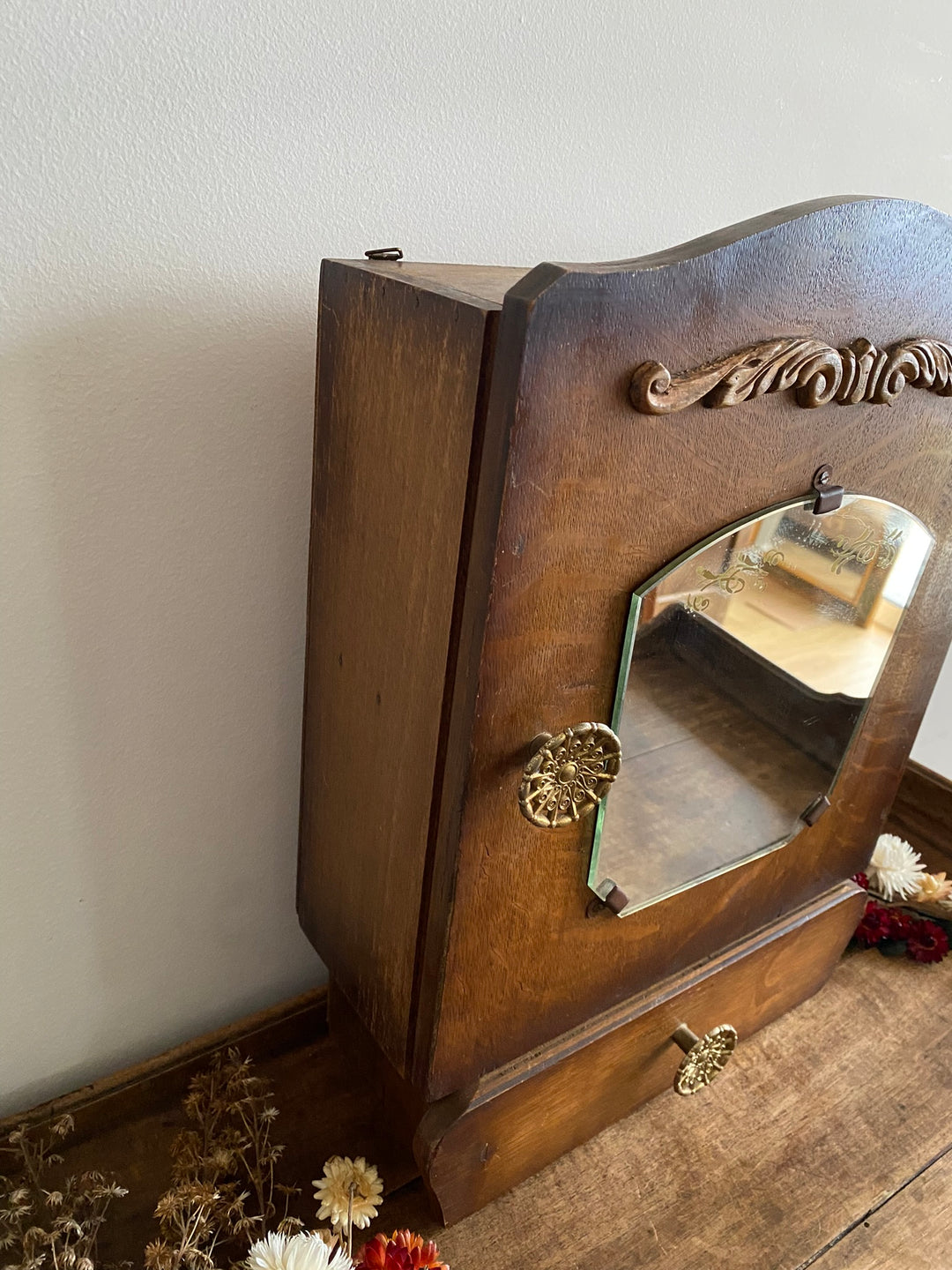 Armoire à pharmacie en bois années 50