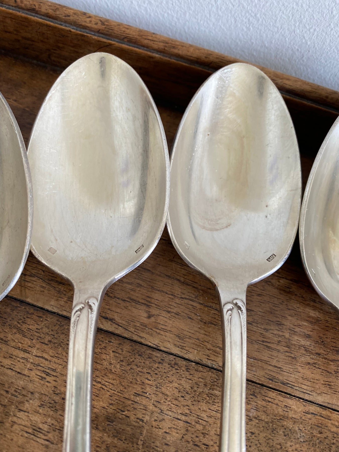 REF 1 : Un écrin avec 6 grands couverts en métal argenté modèle à REF 1 : Un écrin avec 6 grands couverts en métal argenté modèle à