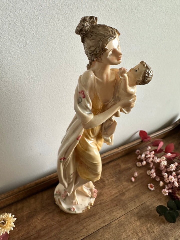 Statuette jeune fille et son enfant en résine