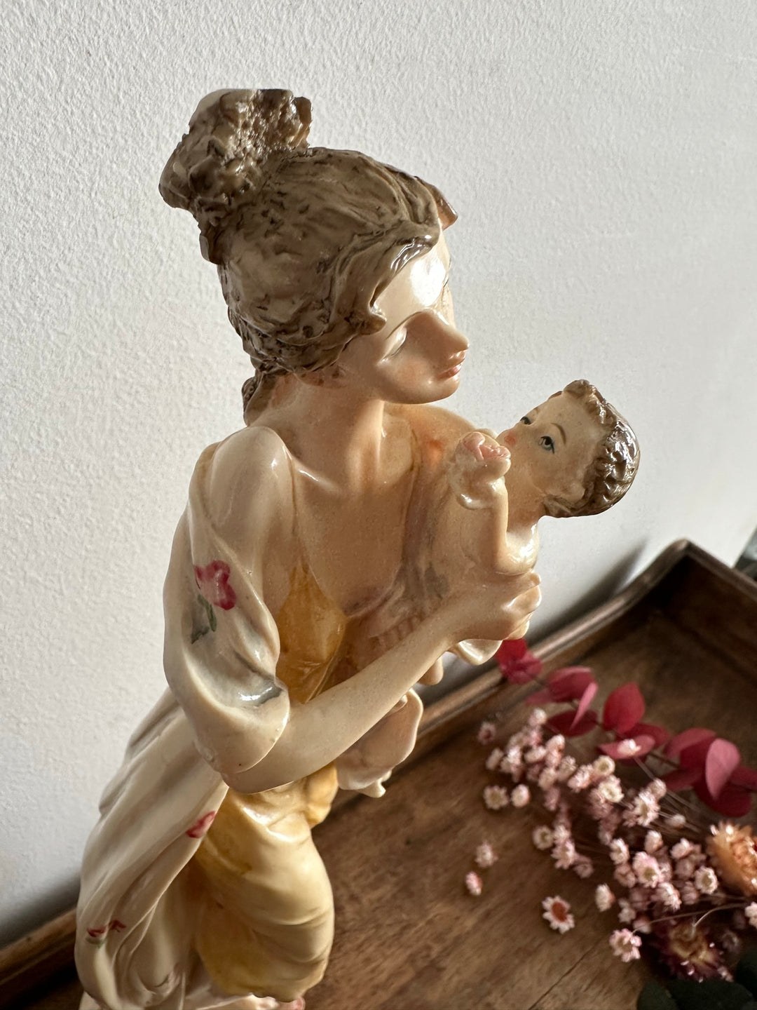 Statuette jeune fille et son enfant en résine