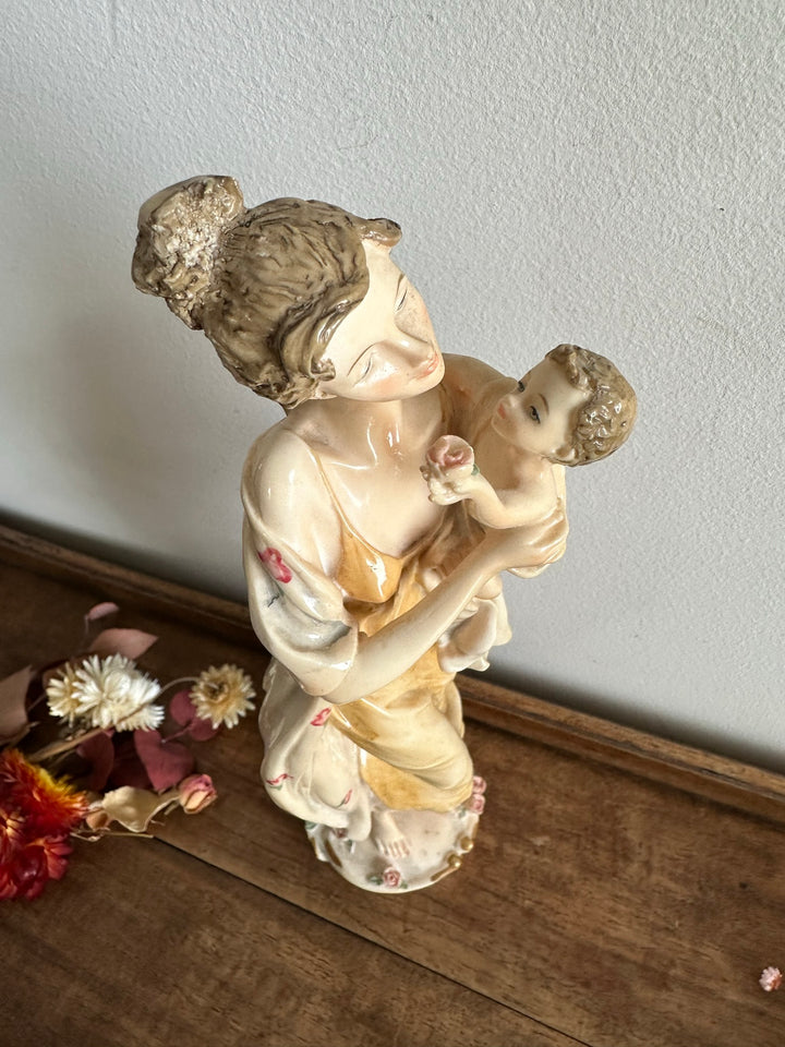 Statuette jeune fille et son enfant en résine