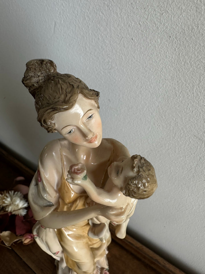 Statuette jeune fille et son enfant en résine