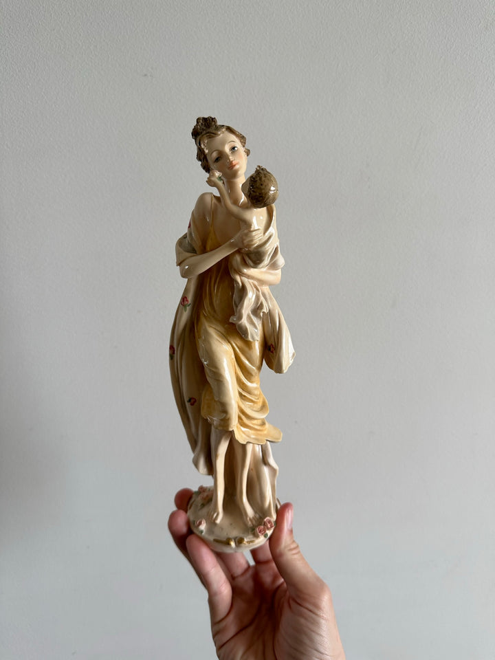 Statuette jeune fille et son enfant en résine