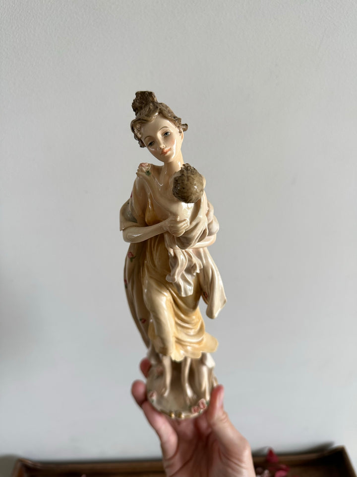 Statuette jeune fille et son enfant en résine