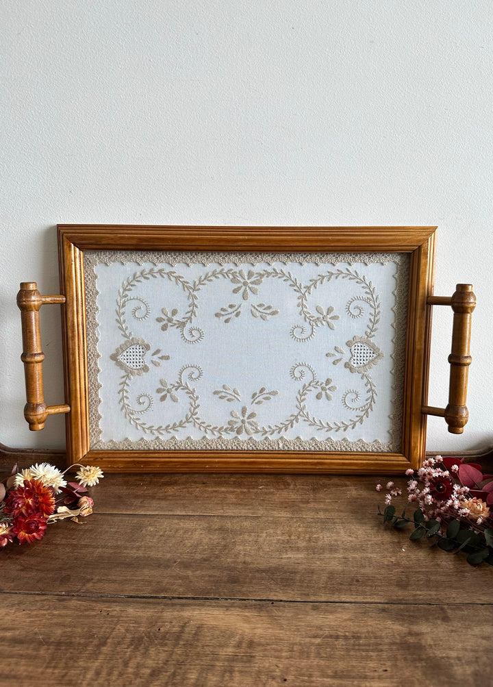 Plateau en bois broderie sous verre