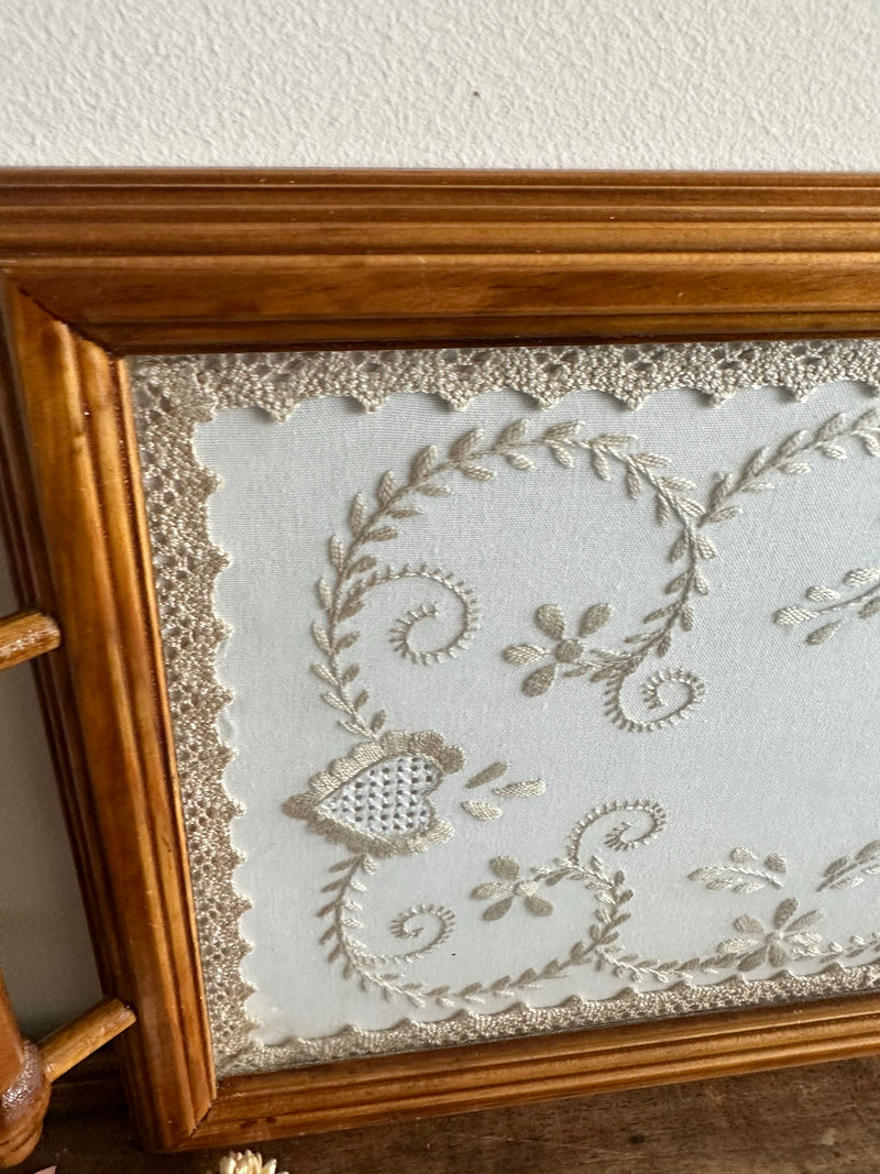 Plateau en bois broderie sous verre