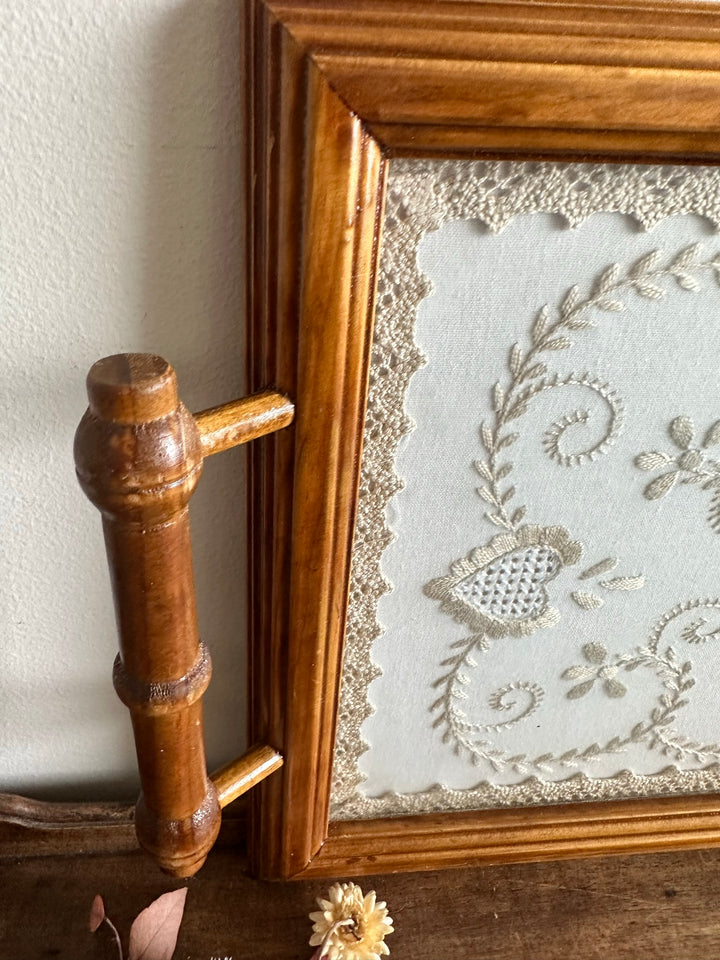 Plateau en bois broderie sous verre