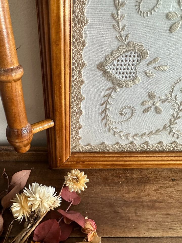 Plateau en bois broderie sous verre