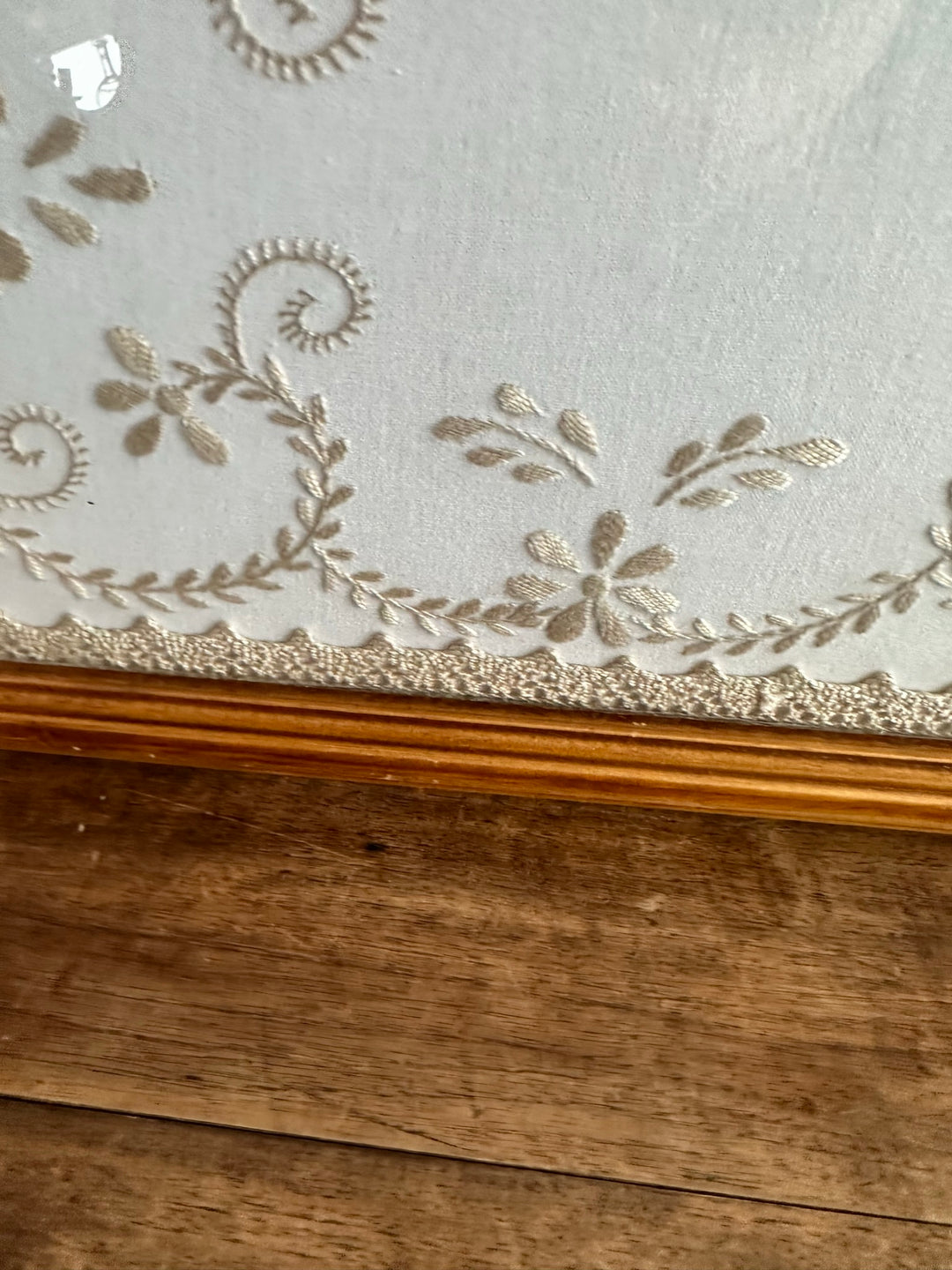 Plateau en bois broderie sous verre