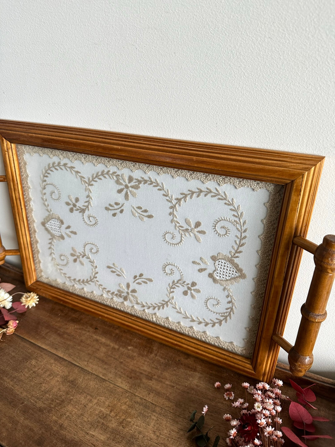 Plateau en bois broderie sous verre