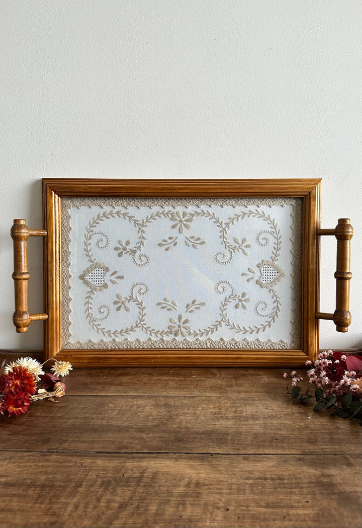 Plateau en bois broderie sous verre