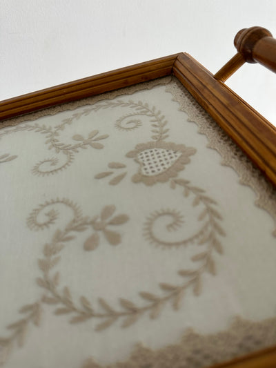 Plateau en bois broderie sous verre