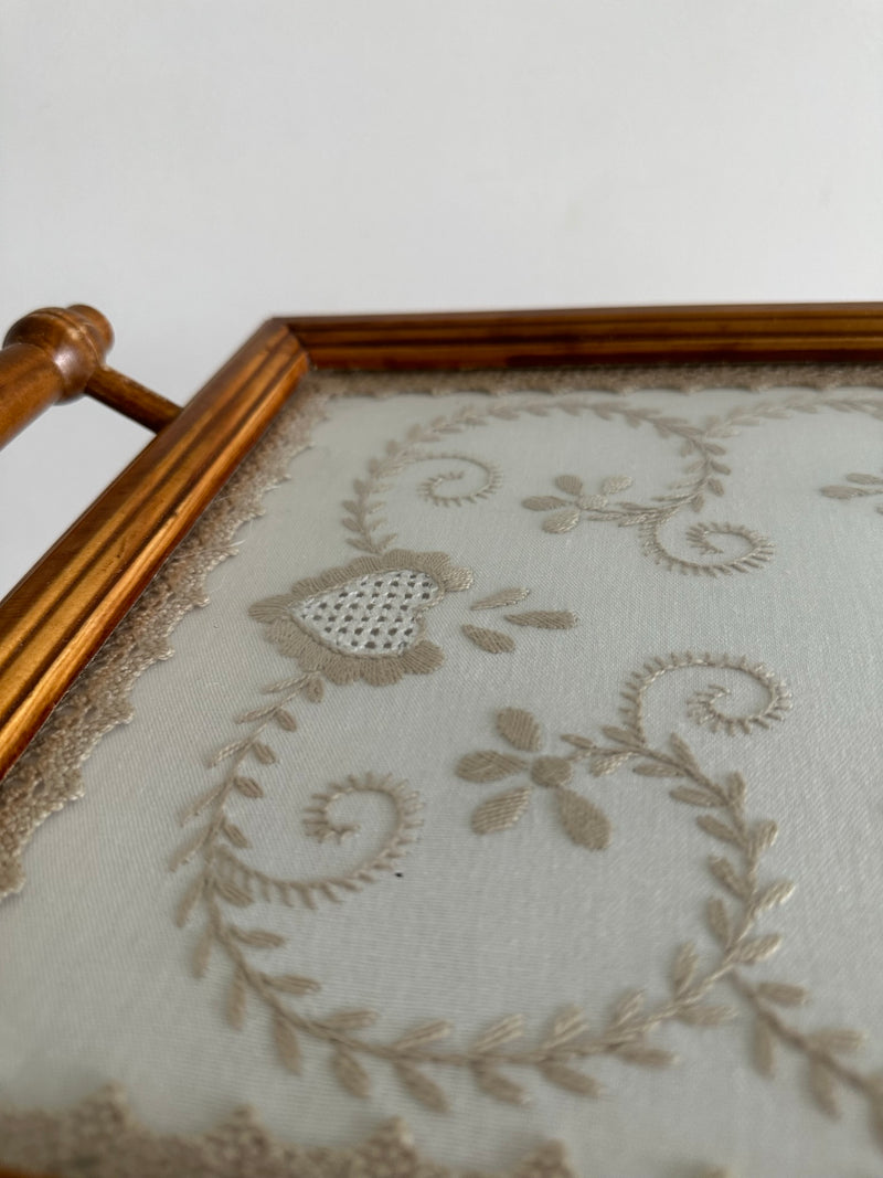 Plateau en bois broderie sous verre