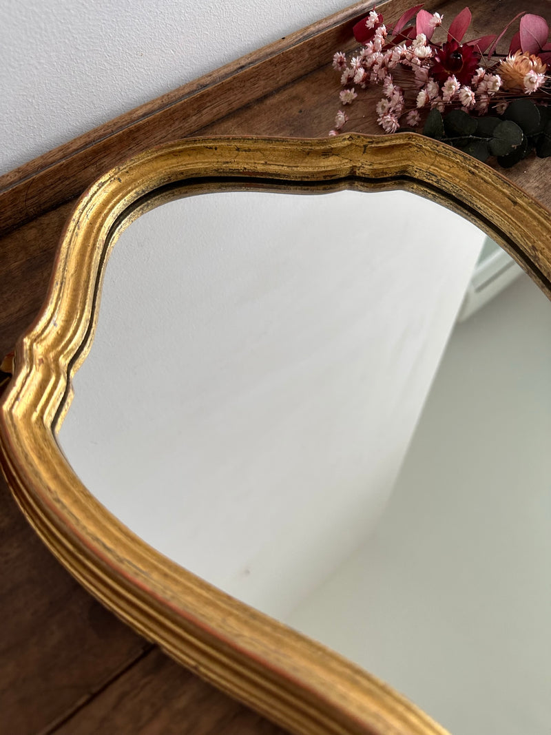 Miroir en bois doré chantourné