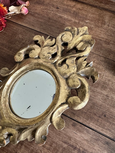 Miroir rococo en bois doré à la feuille d’or taille S