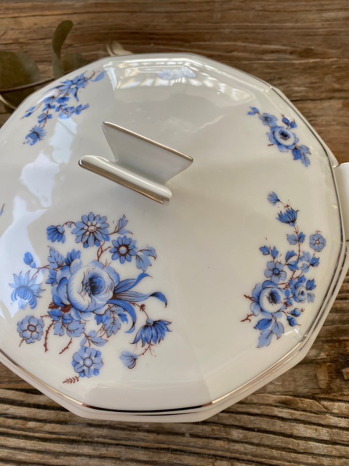 Plats de service Mavaleix et Granger Limoges motifs fleurs bleues