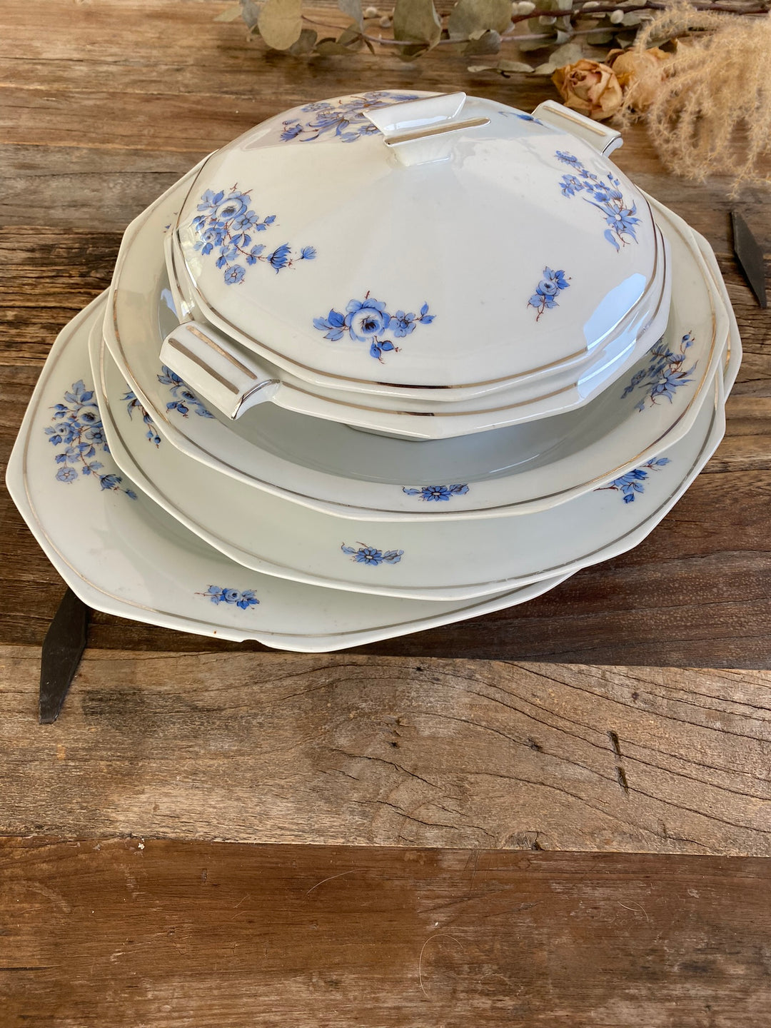 Plats de service Mavaleix et Granger Limoges motifs fleurs bleues