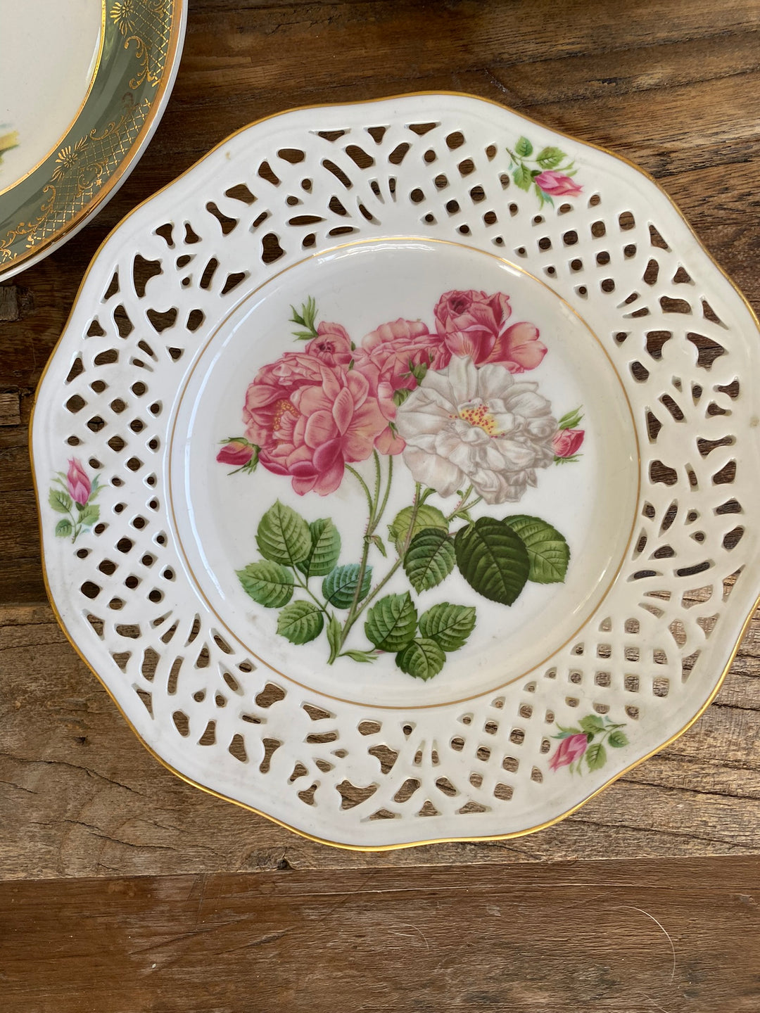 Assiettes vintages dépareillées tons roses et bleus