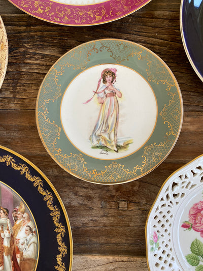 Assiettes vintages dépareillées tons roses et bleus