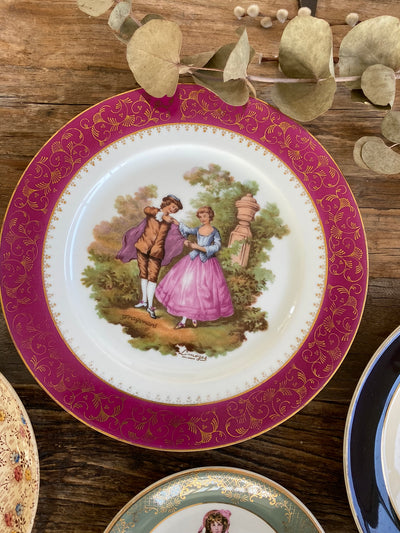 Assiettes vintages dépareillées tons roses et bleus