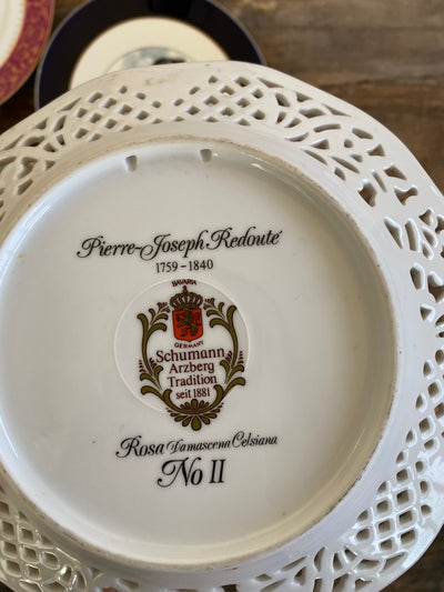 Assiettes vintages dépareillées tons roses et bleus