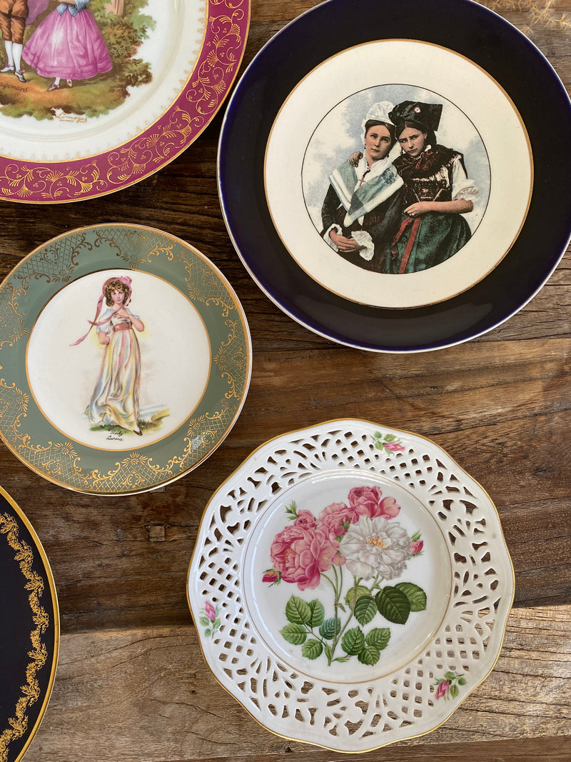 Assiettes vintages dépareillées tons roses et bleus