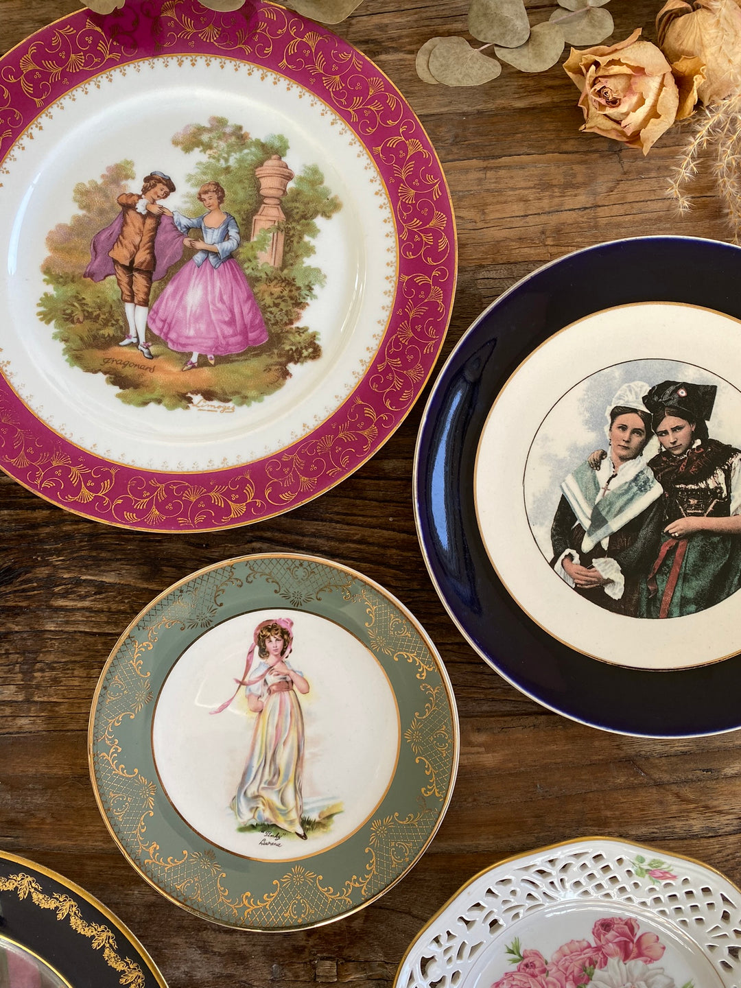 Assiettes vintages dépareillées tons roses et bleus