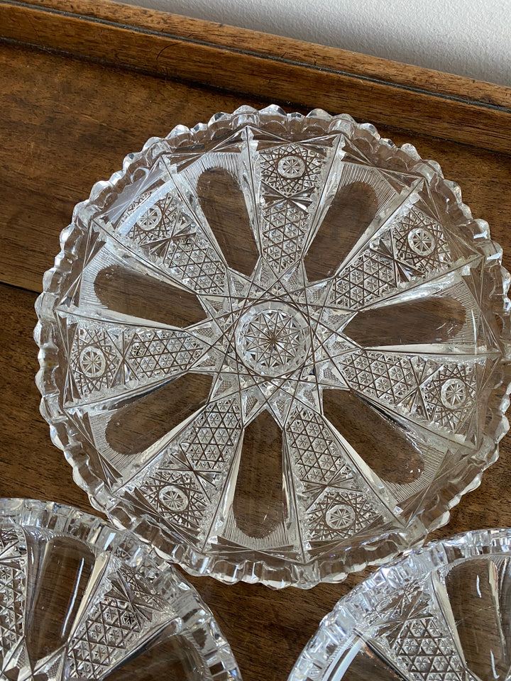 Assiettes coupelles en cristal ciselées