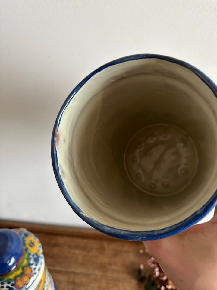 Pots en céramique peinte avec couvercle, tons bleus orangés et vert