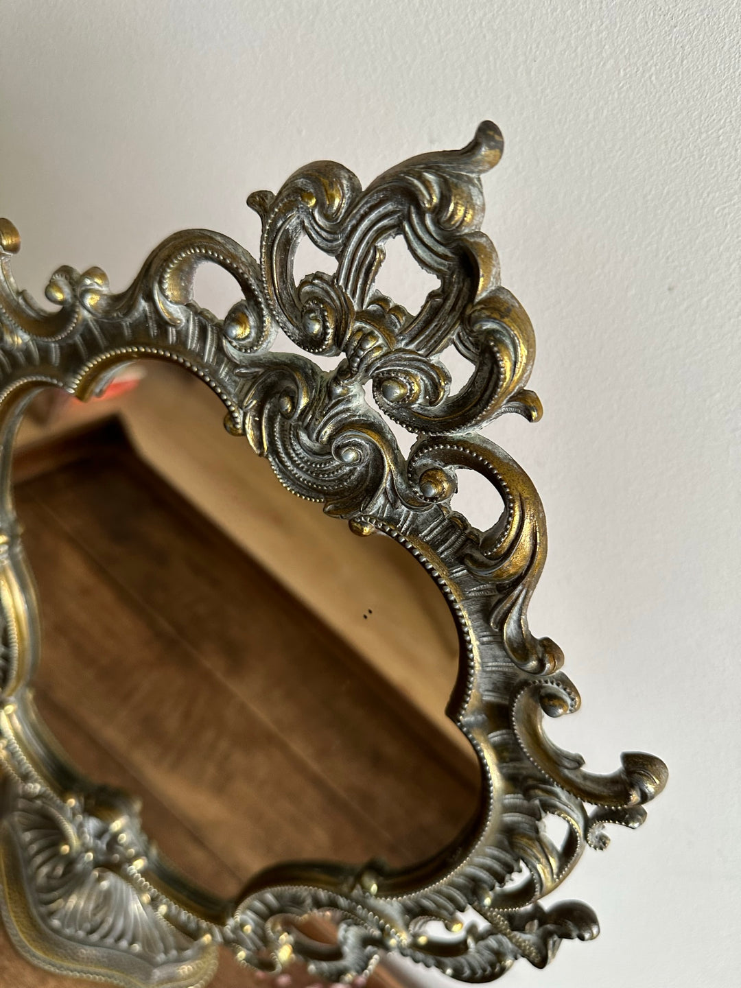 Miroir psyché sur pied en bronze et laiton style baroque