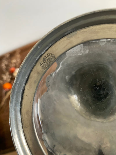 Carafe en verre et étain motifs grappes de raisin