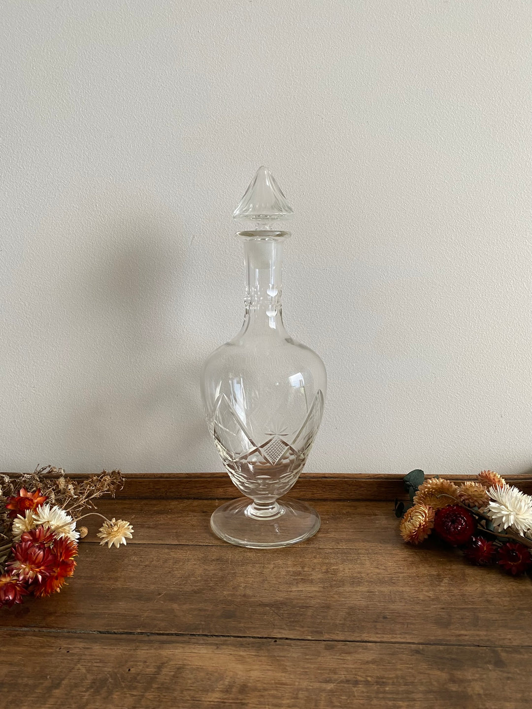 Carafe en cristal ciselé vintage pied large