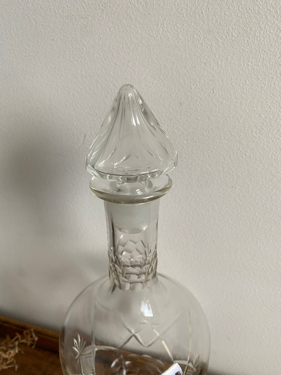 Carafe en cristal ciselé vintage pied large