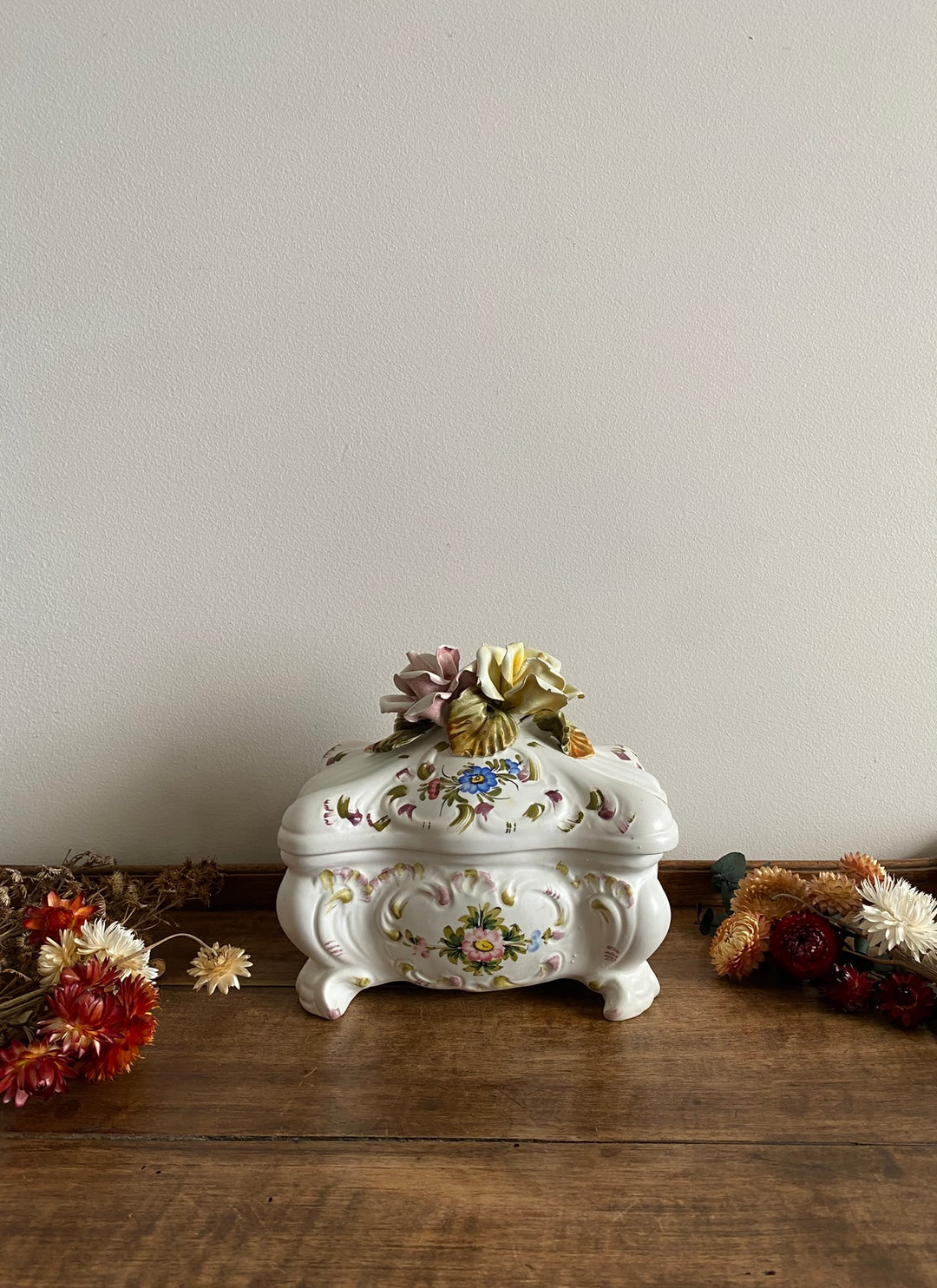 Soupière rectangulaire sur pieds ornée de fleurs sculptées