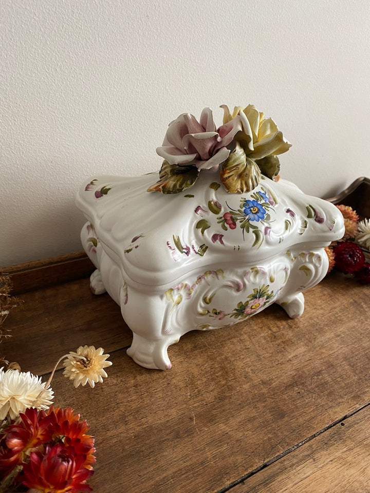 Soupière rectangulaire sur pieds ornée de fleurs sculptées