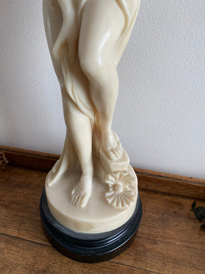 Statuette Vénus sortant du bain en résine sur socle noir en bois