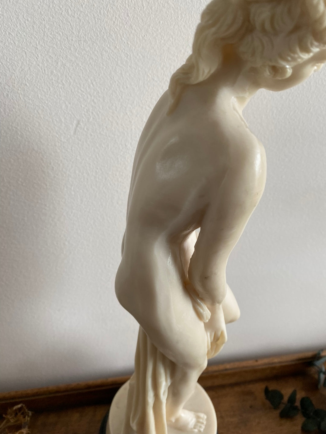 Statuette Vénus sortant du bain en résine sur socle noir en bois