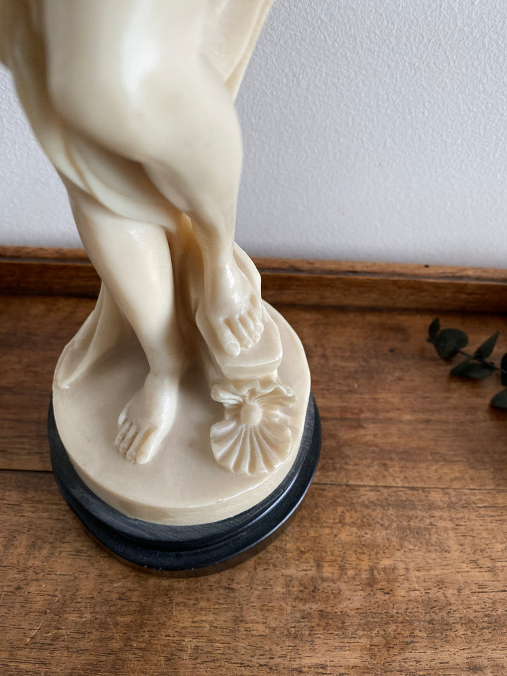 Statuette Vénus sortant du bain en résine sur socle noir en bois