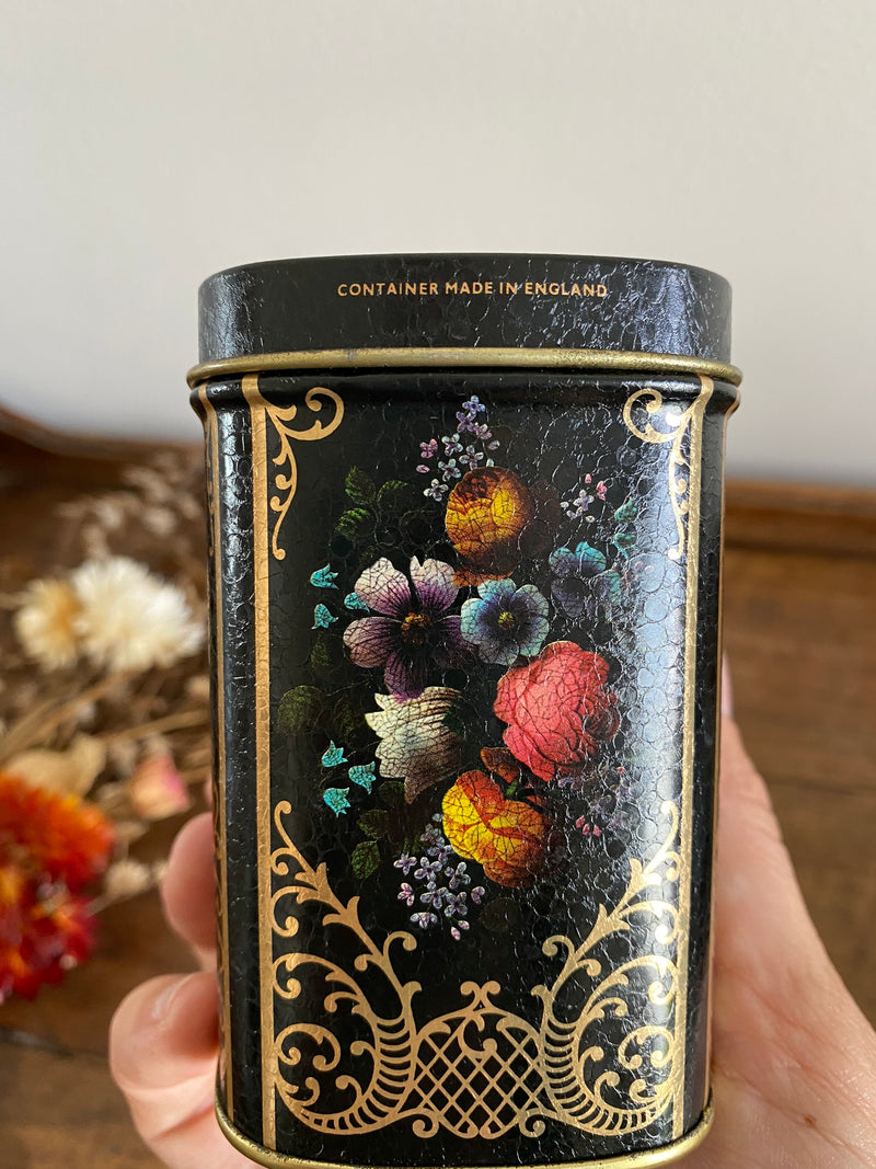 Boîtes à thé en métal fleurs sur fond noir craquelé