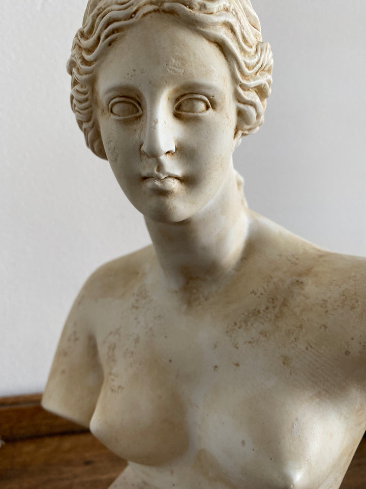 Buste de jeune femme en plâtre inspiration Venus de Milo