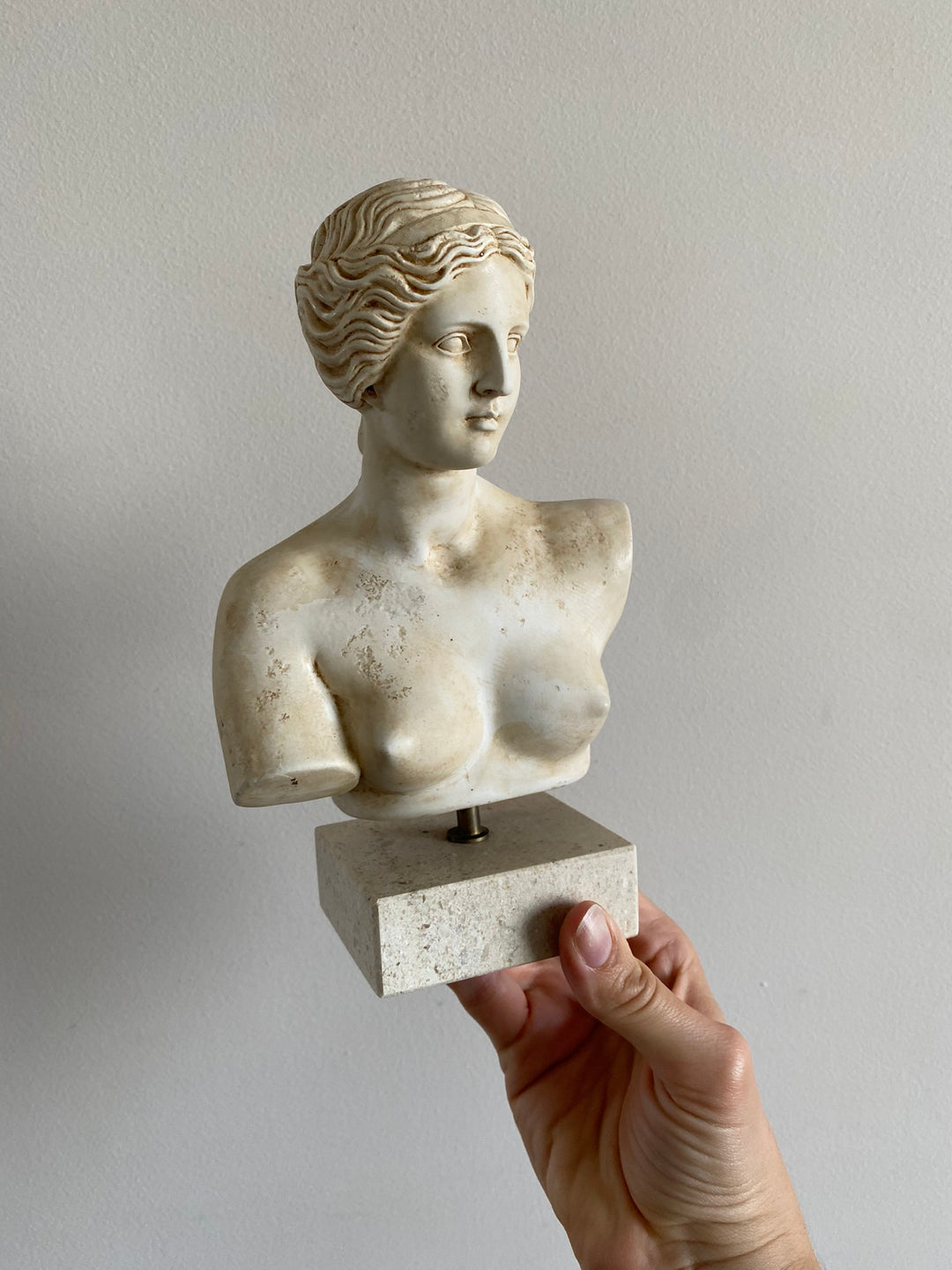 Buste de jeune femme en plâtre inspiration Venus de Milo