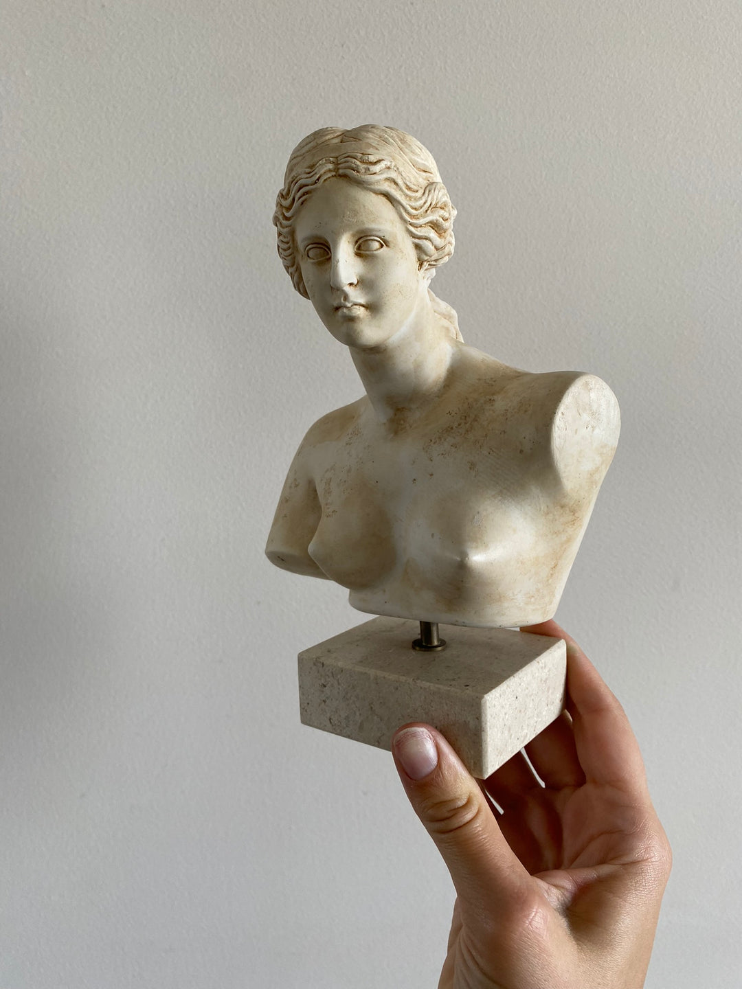 Buste de jeune femme en plâtre inspiration Venus de Milo