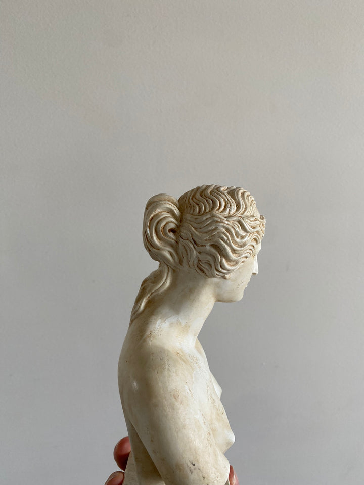 Buste de jeune femme en plâtre inspiration Venus de Milo