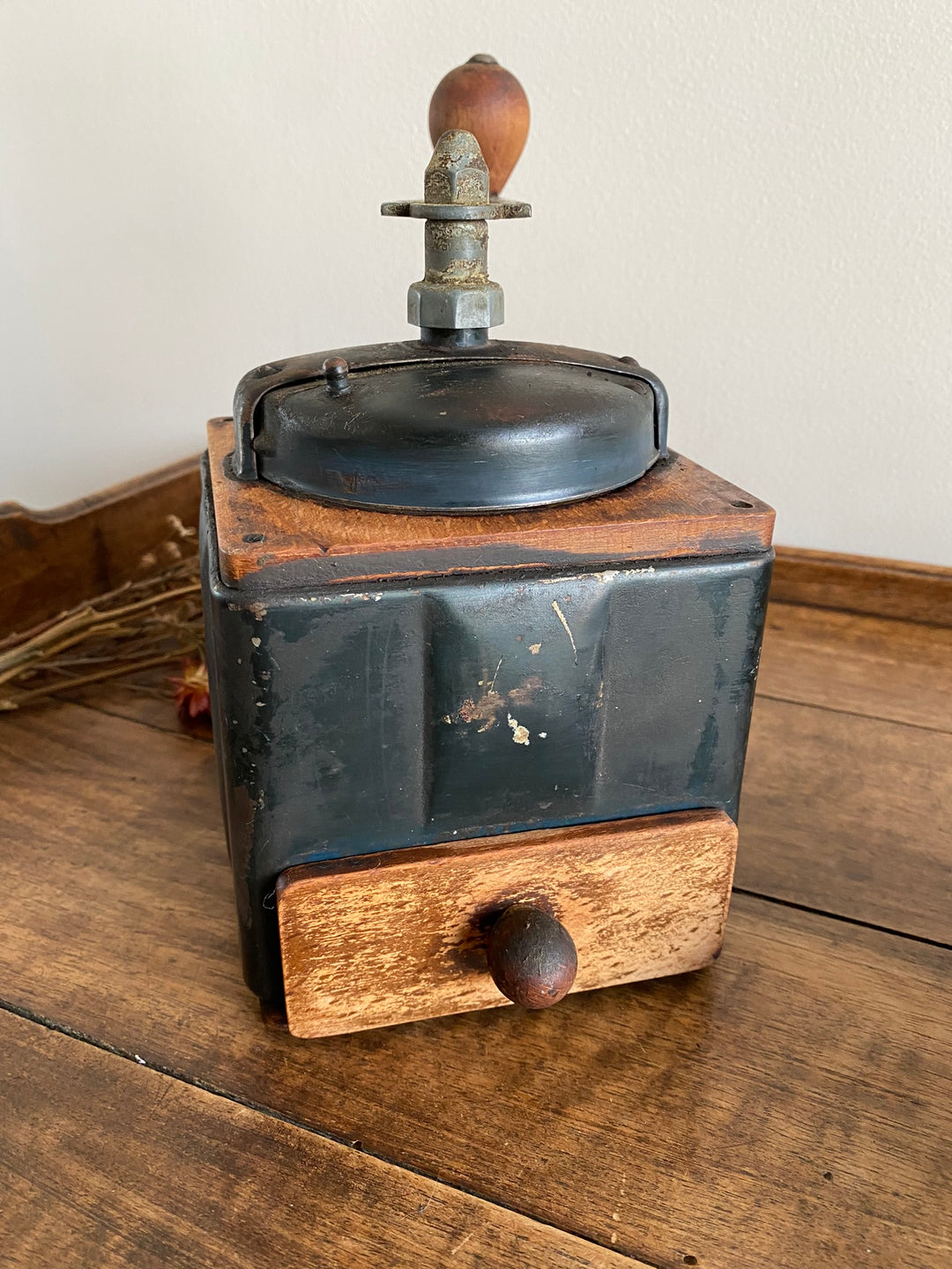 Moulins anciens en bois et métal Peugeot frère