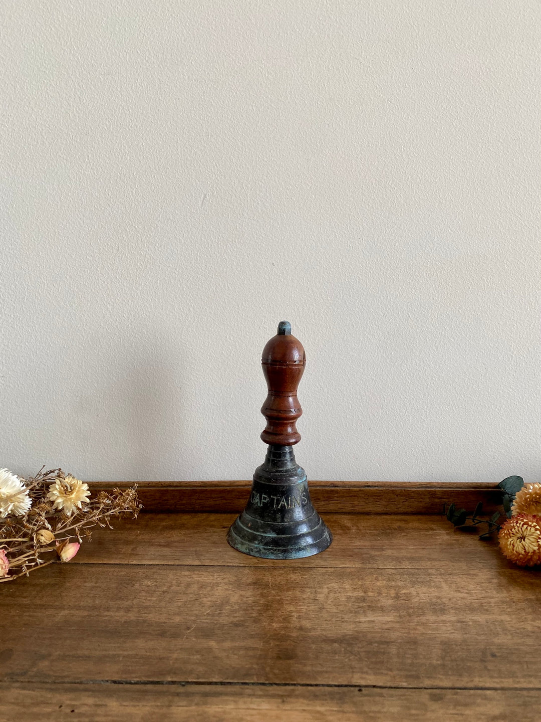 Cloche en bois et métal Captain's table