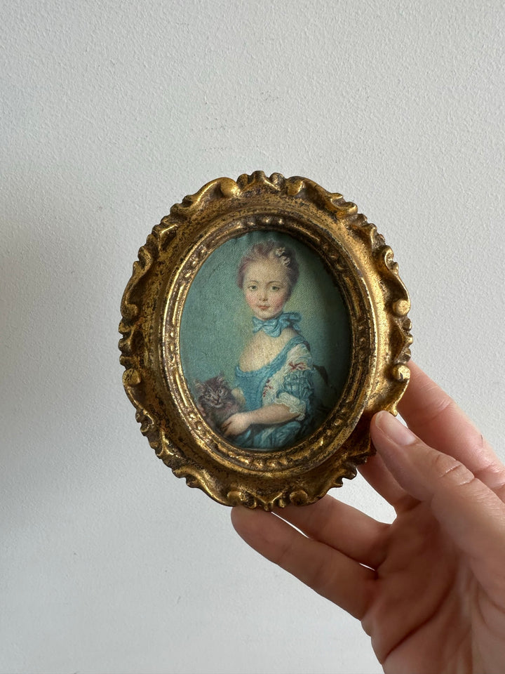 Impression sur tissu portrait jeune fille d'époque dans cadre rococo doré