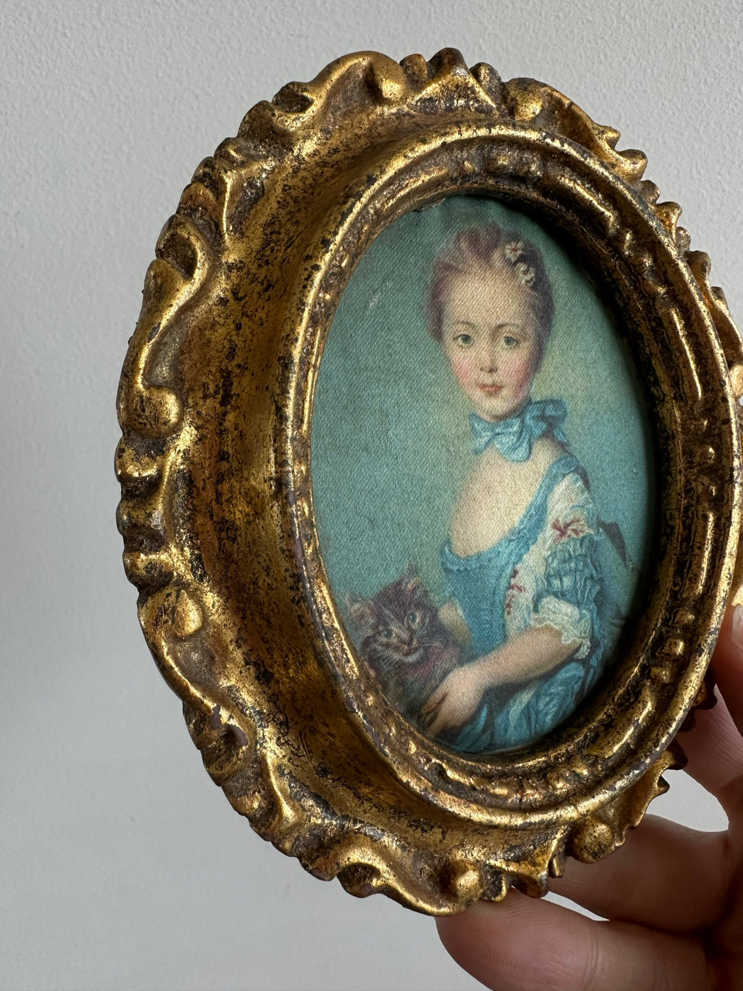 Impression sur tissu portrait jeune fille d'époque dans cadre rococo doré